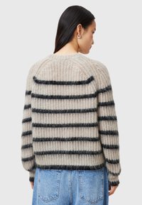 Gestreifter Pullover aus weichem, flauschigem Strick mit abwechselnd hellbeigen und dunkelgrauen Streifen. Besitzt eine lockere Passform und einen gerippten Saum.
