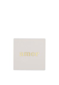 Kvadratisk vit keramikskål med ordet "amor" i guldtext centrerat på ytan.