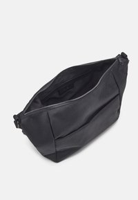 Černá taška z texturované tkaniny se zipovým uzávěrem, vybavená vnitřní kapsou a přední vnější kapsou pro další úložný prostor.