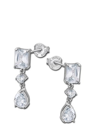 Boucles d'oreilles en argent avec un cristal rectangulaire en haut, un cristal rond au milieu et un pendentif en cristal en forme de goutte en bas.