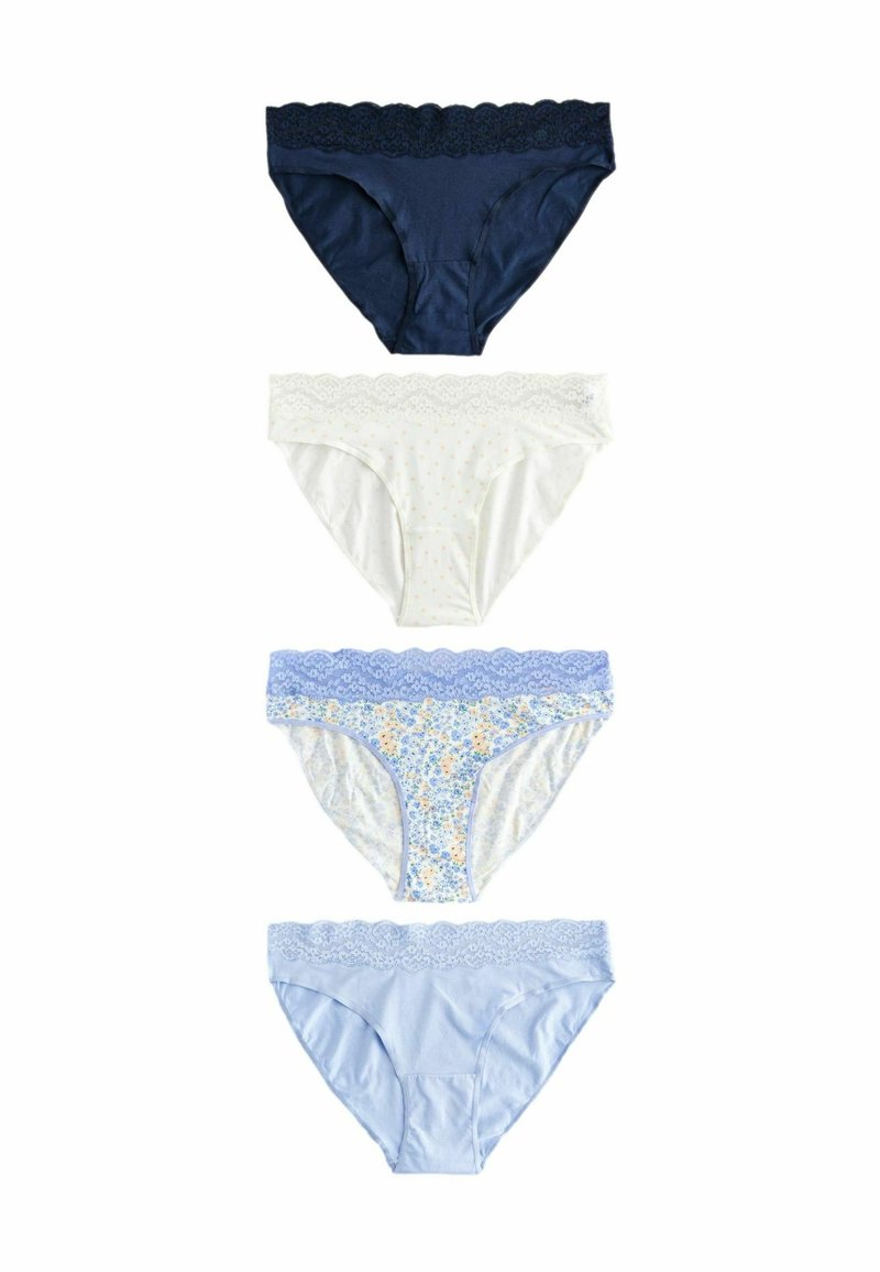 Vier paren damesondergoed: marineblauw, wit met gouden stippen, bloempatroon en lichtblauw. Alle hebben een kanten rand en een zachte stof.