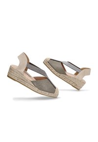 Sandalias de espadrille con parte superior de tela tejida en gris y beige y suela de yute, con un diseño de tiras cruzadas y talón abierto.