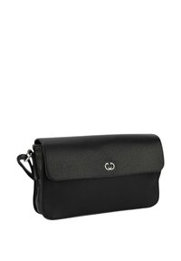 Schwarze Leder-Clutch mit strukturierter Oberfläche, magnetischem Verschluss und silbernem Logo-Akzent. Mit abnehmbarem Umhängegurt.