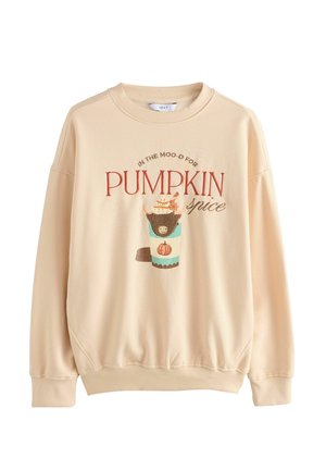 Béžová mikina s nápisem „In the moo-d for pumpkin spice“ a ilustrací dýňového nápoje s mufloním obličejem na kelímku.