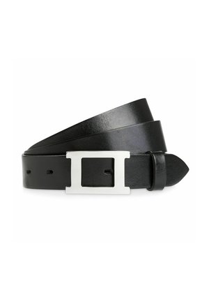 Ceinture en cuir noir avec une boucle rectangulaire en métal argenté, posée à plat avec une extrémité pointue et une boucle pour sécuriser la lanière.