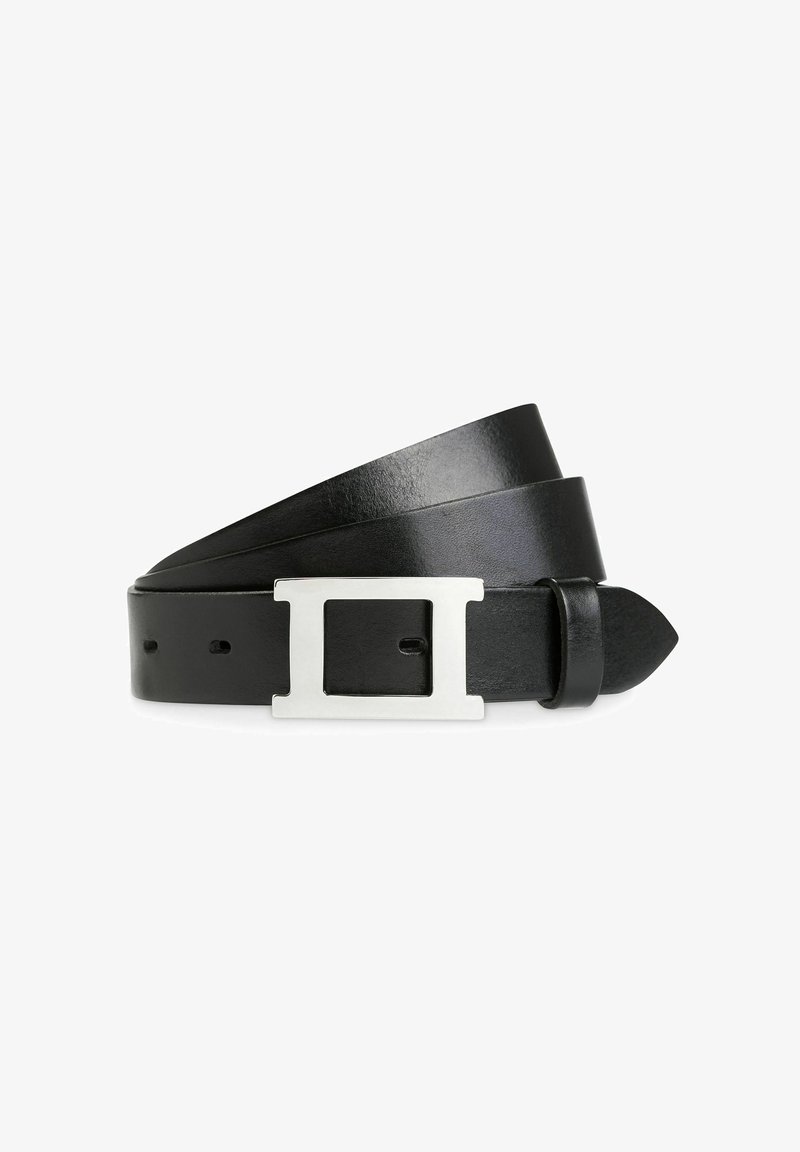 Ceinture en cuir noir avec une boucle rectangulaire en métal argenté, posée à plat avec une extrémité pointue et une boucle pour sécuriser la lanière.
