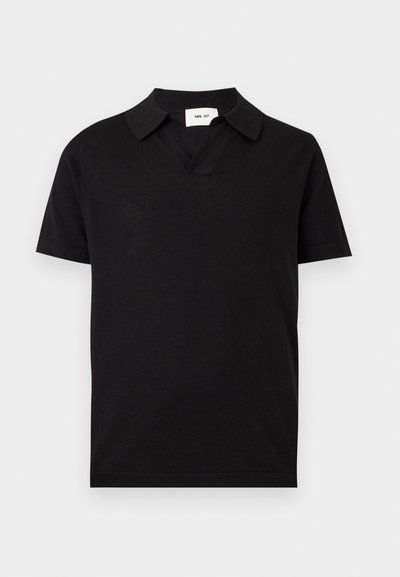 Polo noir à manches courtes avec une encolure en V avec une fente et un col classique, présenté sur un fond gris.