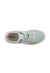 Sneaker in pelle azzurro chiaro con dettagli rosa, punta perforata, lacci piatti e suola in gomma crema. Presenta il logo sulla linguetta.