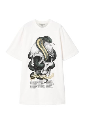 Witte T-shirt met korte mouwen met een afbeelding van een zwarte slang die zich om een schedel krult, versierd met witte bloemen, en de tekst "Spitalfields" boven een lijst van steden.