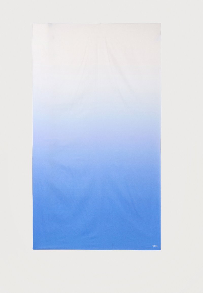 Serviette en tissu rectangulaire avec un dégradé allant du blanc en haut au bleu en bas, avec un petit logo "BOSS" dans un coin.