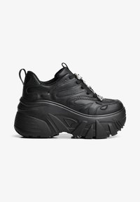 Zwarte platformsneaker met dikke stevige zool, veters aan de voorkant, gevoerde enkel en trek-lussen op de tong en hiel.