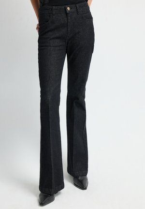Jeans a palazzo in denim nero con vita aderente, quattro tasche e accessori in metallo dorato. Texture liscia con una leggera elasticità per il comfort.