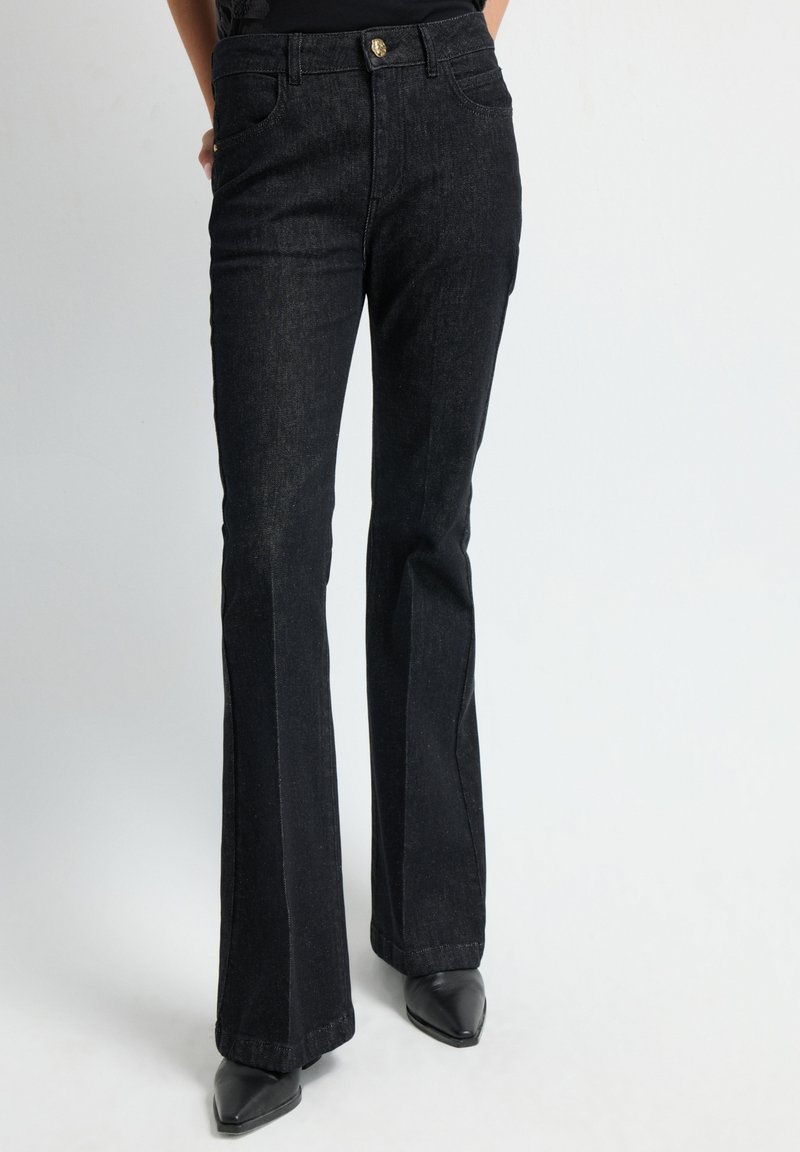 Zwarte flared jeans van denim met een strakke taille, vier zakken en gouden knoopdetails. Soepele textuur met lichte stretch voor comfort.