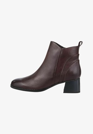 Braune Leder-Stiefelette mit runder Zehenform, strukturiertem Absatz und seitlichen Akzenten, ausgestattet mit einer Zuglasche für einfaches Anziehen.