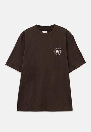 Ciemnobrązowa koszulka z krótkim rękawem z małym białym okrągłym logo z przeplatającym się "W" na lewej piersi.