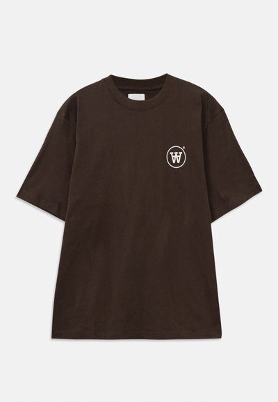 T-shirt a maniche corte marrone scuro con un piccolo logo circolare bianco che presenta una "W" intrecciata sul lato sinistro del petto.