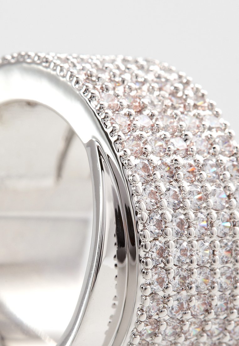 Silberring mit mehreren Reihen kleiner, facettierter klarer und rosa Steine, mit einem glatten, polierten Innenraum und strukturiertem Design.