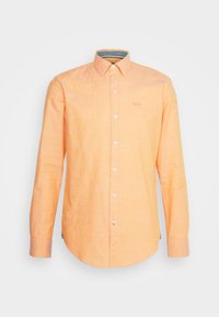 Camisa de botones de manga larga en color durazno con cuello puntiagudo y sutil logo "BOSS" bordado en el lado izquierdo del pecho.