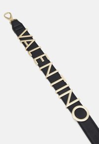 Črn usnjen trak z vtisnjenimi zlato obarvanimi črkami "VALENTINO". Ima trpežni sponko na enem koncu in gladko teksturo.