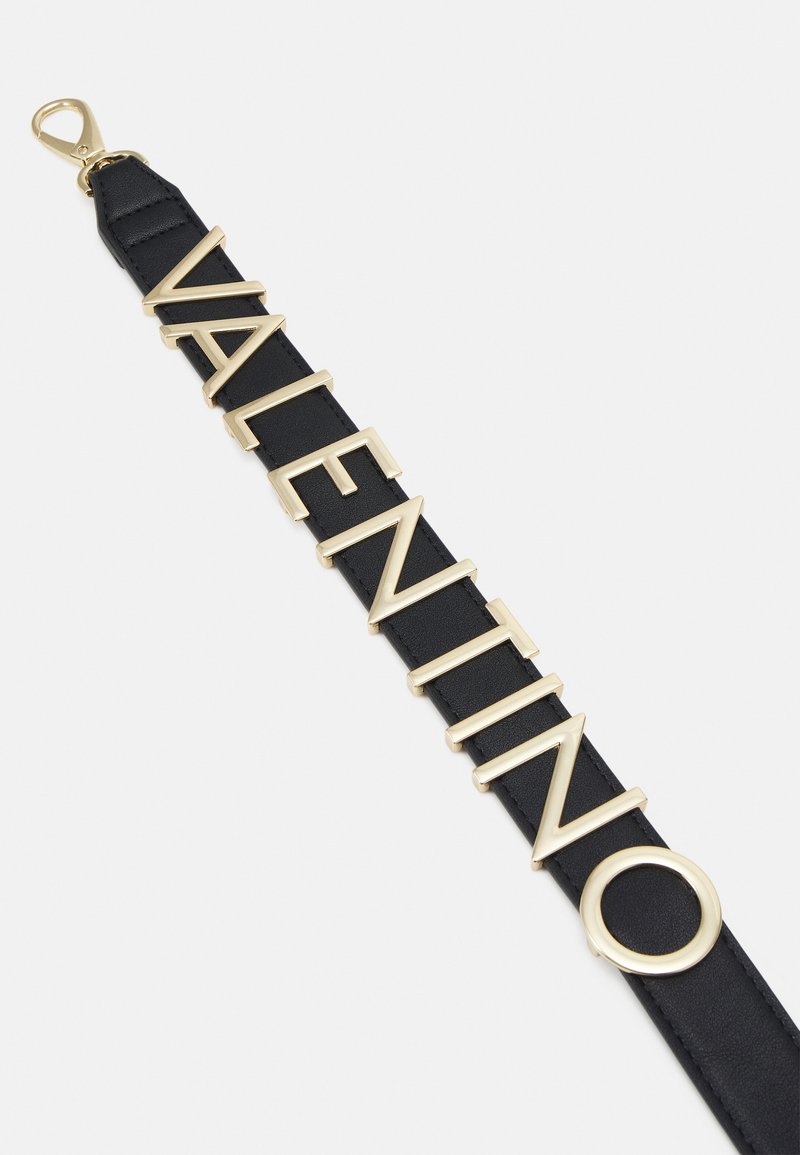 Schwarzes Lederarmband mit geprägtem goldfarbenem "VALENTINO" Schriftzug. Verfügt an einem Ende über einen strapazierfähigen Clip und hat eine glatte Textur.