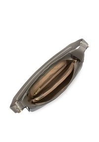 Borsa a tracolla in pelle grigia con due scomparti con zip, texture liscia, hardware dorato e una fodera interna spaziosa in una tonalità più chiara.