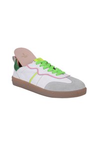Weiße und graue Sneaker mit grünen Schnürsenkeln, rosa Akzenten und einer strukturierten Gummisohle. Verfügt über ein Low-Top-Design mit einem gepolsterten Kragen.