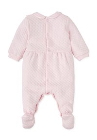 Un body de bebé rosa hecho de tela texturizada, con cuello, mangas largas y botones a presión en la parte frontal y en los pies.