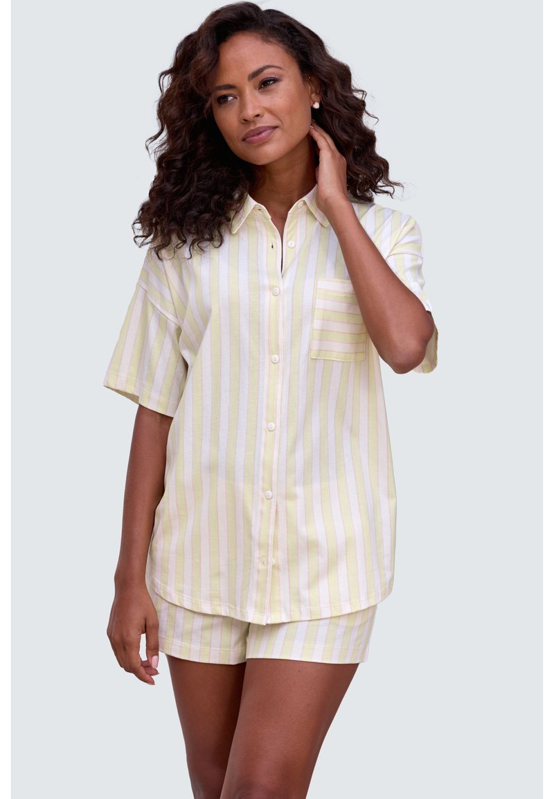 Korte mouwen, button-up shirt in lichtgeel met witte strepen, gecombineerd met bijpassende shorts, gemaakt van zachte stof en met een borstzakje.