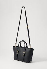 Schwarze Lederhandtasche mit strukturiertem Design, doppelten Obergriffen und einem abnehmbaren Schultergurt. Mit goldfarbenen Hardware-Akzenten.