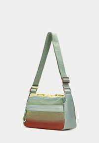 Piccola borsa con una parte superiore texturizzata verde menta, effetto ombre che sfuma verso l'arancione alla base. Presenta una tracolla liscia e cerniere gialle.
