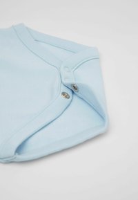 Světlomodrý bavlněný overálek s kulatým výstřihem, patentkami na spodní části a jemnou texturou látky s hladkým povrchem.