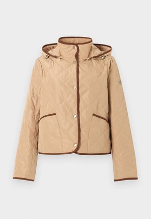 Veste matelassée beige avec bordure marron, fermeture à boutons-pression, deux poches avant, manches longues et capuche attachée.