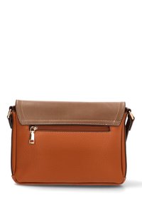 Bolso cruzado de piel marrón y naranja con cierre de solapa, bolsillo frontal con cremallera y acentos en dorado. Textura suave, forma rectangular.