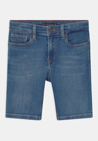 Shorts de mezclilla en azul medio, con cinco bolsillos, cierre de botón de metal y un ligero desgastado. Diseño de pierna recta con bordes rematados.