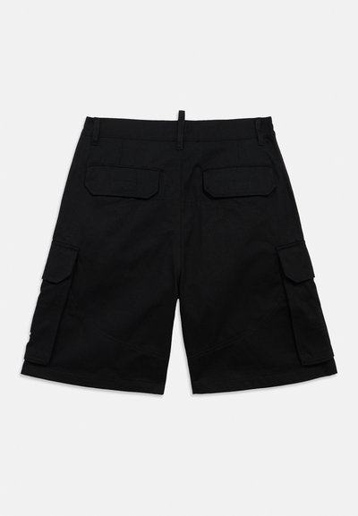 Shorts cargo noirs avec une texture lisse, comprenant deux poches arrière et deux poches latérales. Coutures réalisées à la machine, coupe droite avec passants pour ceinture.