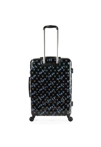 Maleta rígida negra con acabado brillante, presenta un patrón de logo azul de DKNY, manija extensible y cuatro ruedas giratorias para facilitar el movimiento.