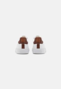 GANT MC JULIEN - Sneaker low - white/cognac