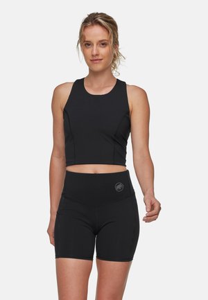 Crni sportski crop top i kratke hlače visokog struka, s elegantnim dizajnom, glatkom teksturom i suptilnim logotipom.