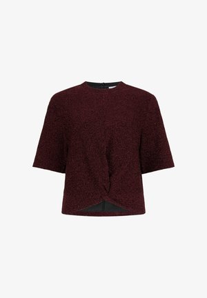 Bordeauxrode top met structuur en korte mouwen, uitgevoerd met een knoopdetail aan de voorkant en een ronde halslijn. De sluiting aan de achterkant geeft een aantrekkelijk designaccent.