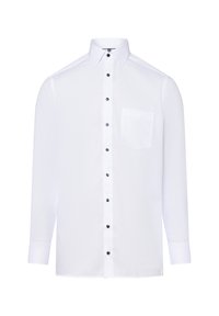 Camicia bianca a maniche lunghe realizzata in tessuto morbido; presenta una chiusura con bottoni frontale con bottoni neri e una tasca sul petto.