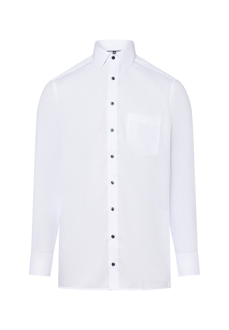 Camicia bianca a maniche lunghe realizzata in tessuto morbido; presenta una chiusura con bottoni frontale con bottoni neri e una tasca sul petto.