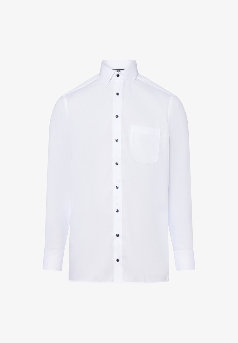 Camicia bianca a maniche lunghe realizzata in tessuto morbido; presenta una chiusura con bottoni frontale con bottoni neri e una tasca sul petto.