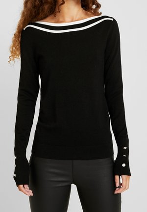 Czarny sweter z długim rękawem, szerokim białym paskowanym dekoltem typu łódka oraz guzikami zdobiącymi dopasowane mankiety. Gładka faktura i prążkowany dół.