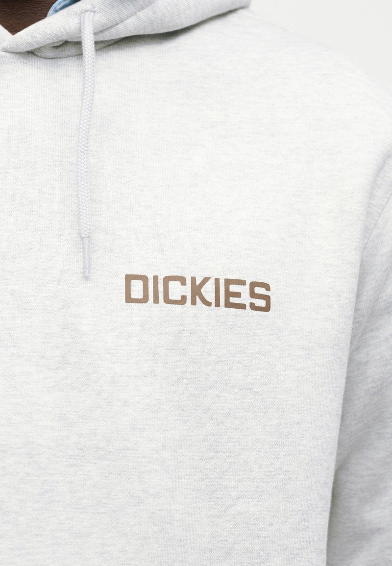 Felpa con cappuccio grigio chiaro con coulisse, con logo "DICKIES" stampato in marrone sul lato sinistro del petto.