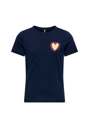T-shirt bleu marine à manches courtes avec un motif de cœur jaune entouré de rose sur la poitrine gauche.