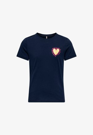 T-shirt bleu marine à manches courtes avec un motif de cœur jaune entouré de rose sur la poitrine gauche.