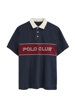 Marineblaues Polohemd mit weißem Kragen, drei Knöpfen und einem kastanienbraunen horizontalen Streifen über der Brust mit dem Text "POLO CLUB".