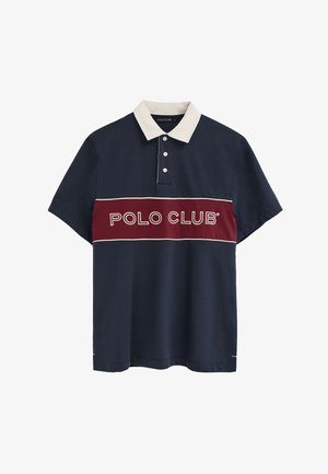 Granatowa koszulka polo z białym kołnierzykiem, plisą na trzy guziki oraz bordowym poziomym paskiem na wysokości klatki piersiowej z napisem "POLO CLUB".