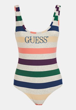 Maillot de bain une pièce sans manches avec des rayures horizontales en beige, corail, vert, violet et bleu marine, avec le mot "GUESS" brodé sur la poitrine.