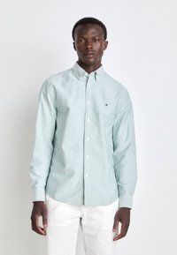 Tommy Hilfiger - SOLID HERITAGE OXFORD SHIRT - Shirt - ornamental green Thumbnail Image 1